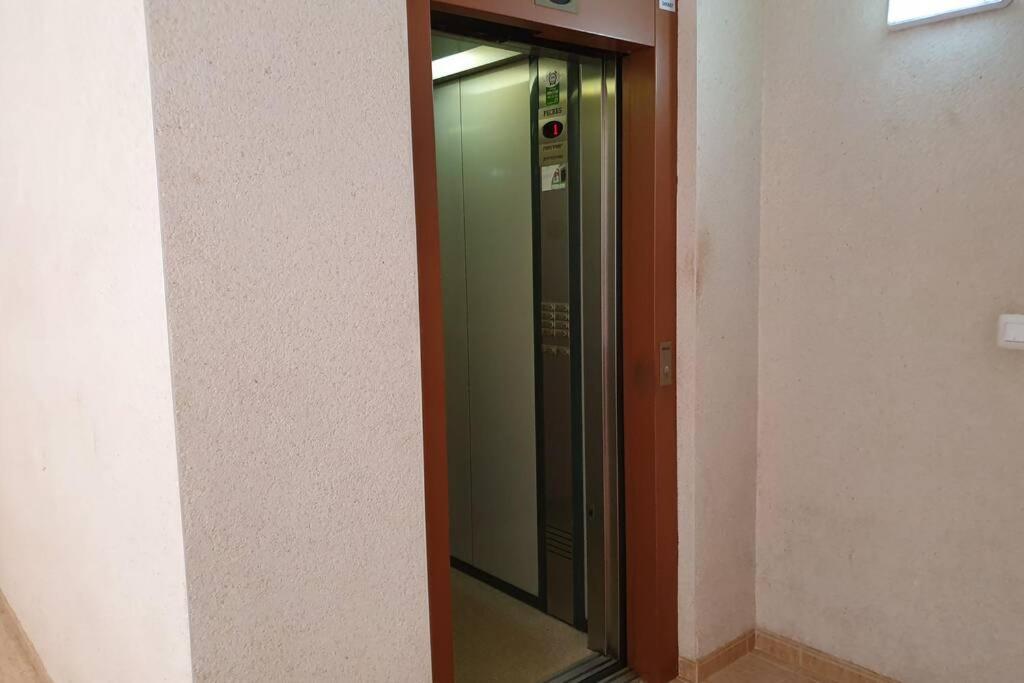 Linmarko Apartamento En Centro De Торевиеха Екстериор снимка
